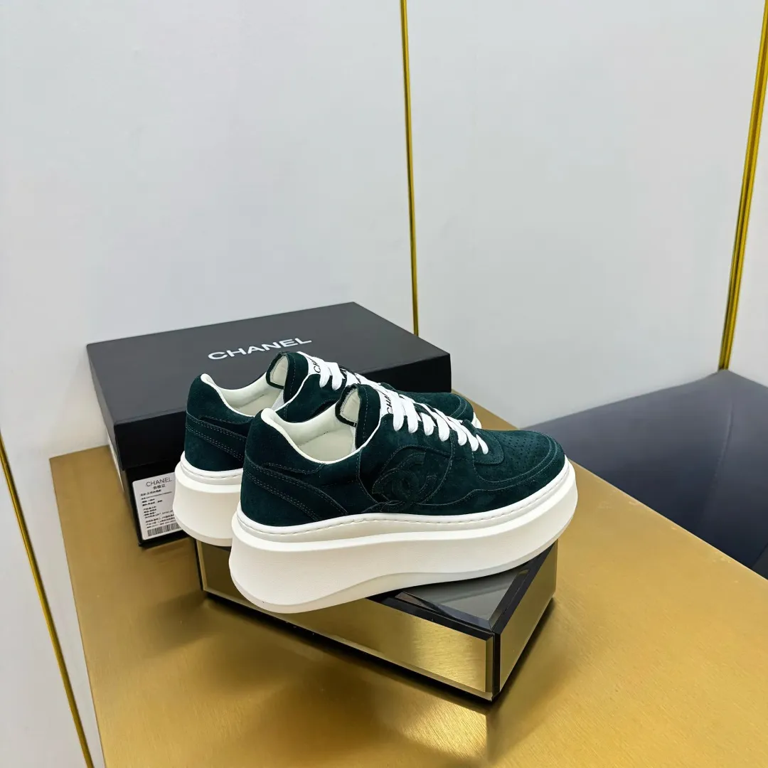 👟👟Ex-factory price 600👟👟 Upgraded version, upgraded version, upgraded version! No rebuttal accepted! ! ! ! Chanel Chanel panda shoes! 2025 counter's top casual sports shoes. This classic design; the upper is electro-embroidered with a variety of techniques; the outsole is fashionable and sporty; the unusual inclusion of a variety of color matching elements... The diversified mix and match is very good-looking and versatile, and can be used for leisure, fashion, sports, and outdoor... ꫛꫀꪝ Go➫ Materials: ❶Upper made of: original imported first-layer silk cowhide + original waterproof cloth + original first-layer cowhide ❷Inner lining: Original Yangli+Net ❸Outsole based on: Original TPU combination outsole Counter boutique packaging complete set for women 35–41 👉 👉